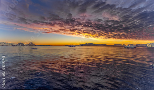 dramatischer Sonneuntergang / Abendstimmung in der Cierva Cove - ein tiefer Meeresarm an der Westseite der Antarktischen Halbinsel, umringt von der Cierva-Bucht im San Martín-Land - Antarktis photo