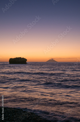 Tonos violeta al atardecer tras volcán.