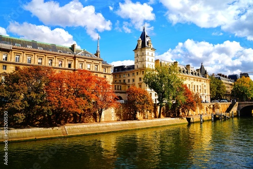 Autumn in Paris (France) - Powerfull colors in trees and leaves