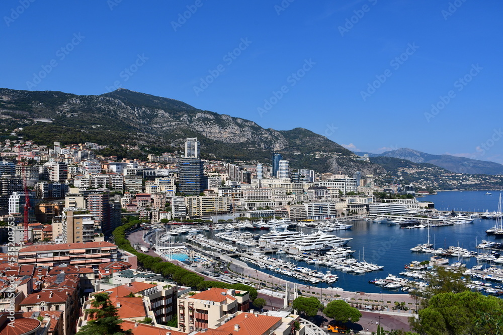 Malerischer Blick über die Innenstadt und den Hafen von Monaco