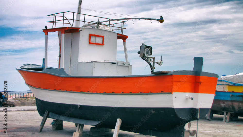 Naklejka premium Kleines Italienisches Fischerboot auf dem Trocken Dock