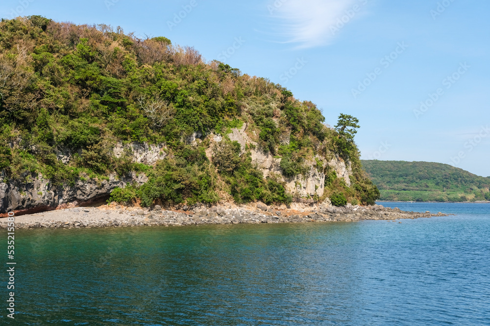 Naklejka premium 船上から見た壱岐島の海岸