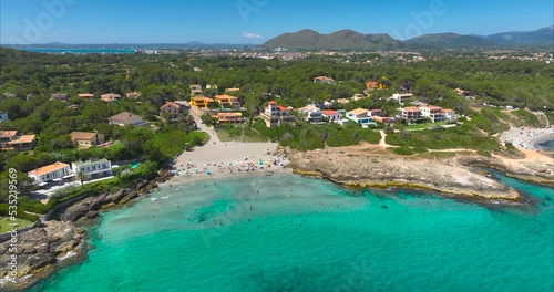 Alcudia Mallorca, personas bañándose en la playa