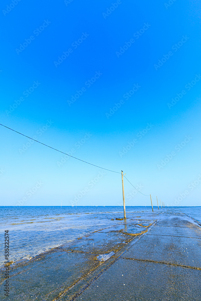 Fototapeta premium 初秋の太良海中道路 佐賀県東彼杵町 Tara undersea road in early autumn. Saga prefecture Tara town.