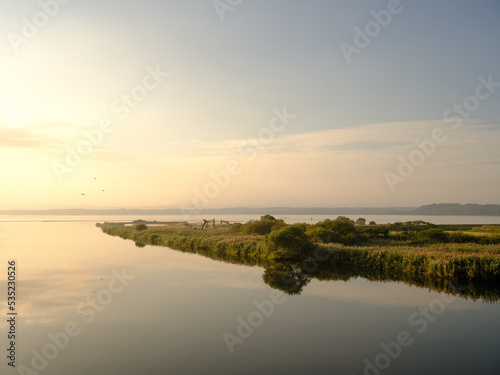 朝の美しい小川原湖 © kumataka