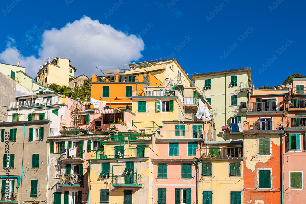 Historische Häuser in Riomaggiore an der Mittelmeerküste in Italien