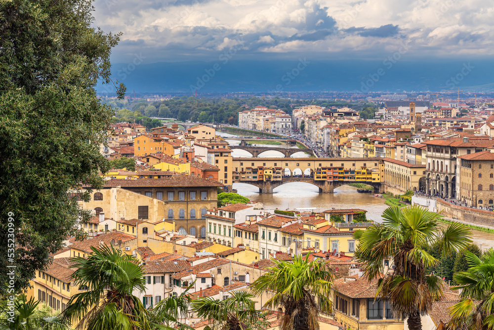 Blick auf die Brücke Ponte Vecchio in Florenz, Italien