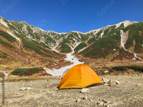 アウトドアの道具 キャンプ場で登山用のテント設営