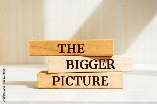Foto Wooden blocks with words 'THE BIGGER PICTURE'.