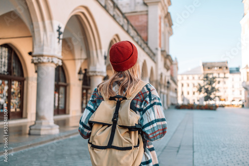 Fotografía Walking young adult caucasian woman traveller backpack