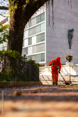 Фотография Gari varrendo praça da cidade