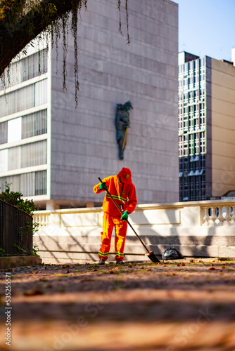 Gari varrendo praça em Porto Alegre photo