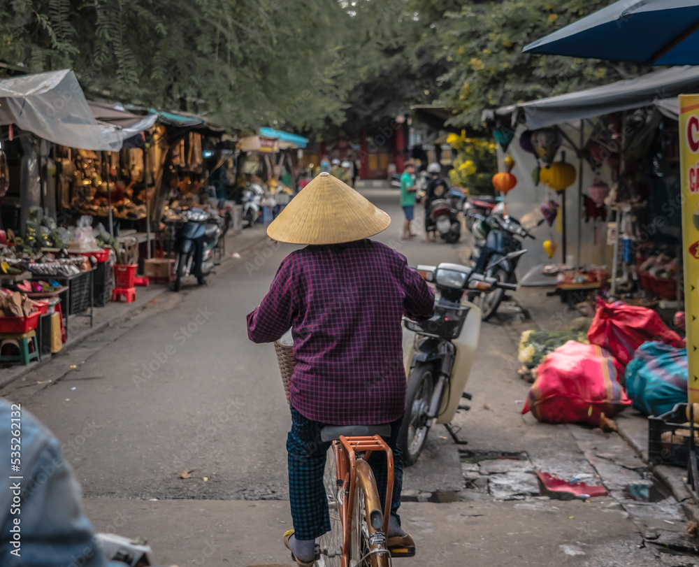 Obraz premium Photograph of a street in Hanoi in Vietnam. People riding bicycles. asian life