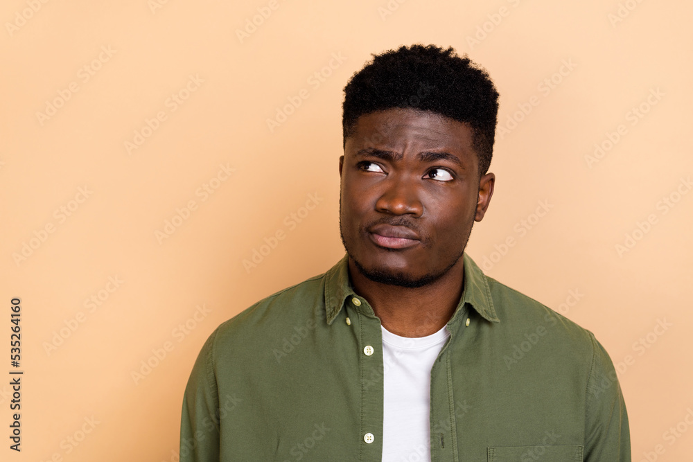 Obraz premium Photo of unsure guy look empty space decide solution mind isolated on pastel color background