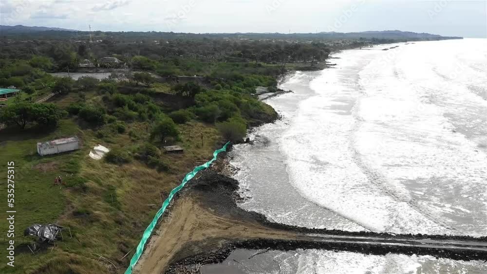 El Mar a Orillas de arboles y Rompe olas 