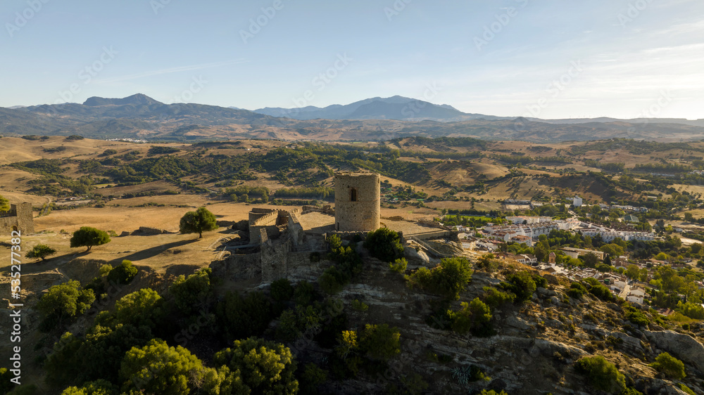 Obraz premium vistas del castillo de Jimena de la Frontera en el parque natural de los alcornocales en la provincia de Cádiz, España