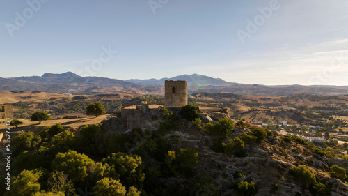 vistas del castillo de Jimena de la Frontera en el parque natural de los alcornocales en la provincia de Cádiz, España photo