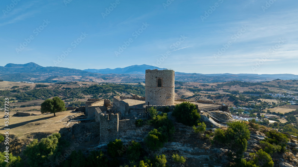 vistas del castillo de Jimena de la Frontera en el parque natural de los alcornocales en la provincia de Cádiz, España