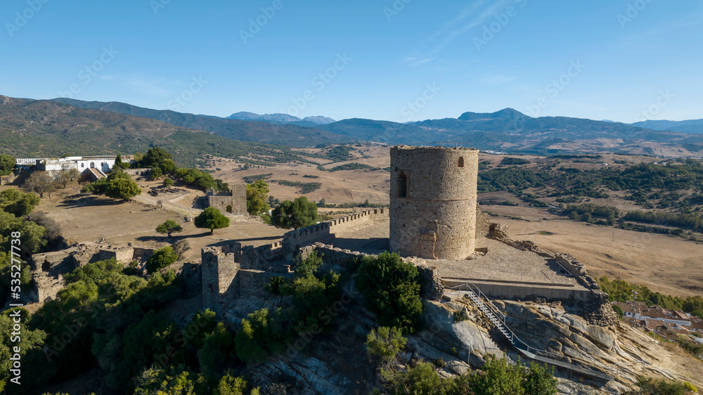 Obraz premium vistas del castillo de Jimena de la Frontera en el parque natural de los alcornocales en la provincia de Cádiz, España