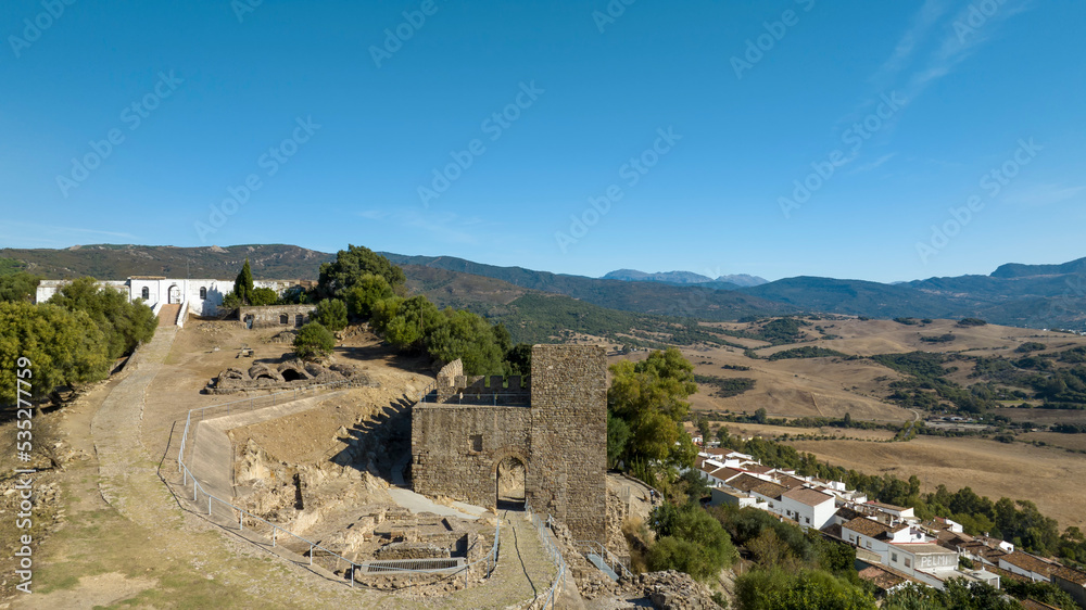 vistas del castillo de Jimena de la Frontera en el parque natural de los alcornocales en la provincia de Cádiz, España vistas del castillo de Jimena de la Frontera en el parque natural de los alcornocales en la provincia de Cádiz, España