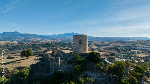 vistas del castillo de Jimena de la Frontera en el parque natural de los alcornocales en la provincia de Cádiz, España