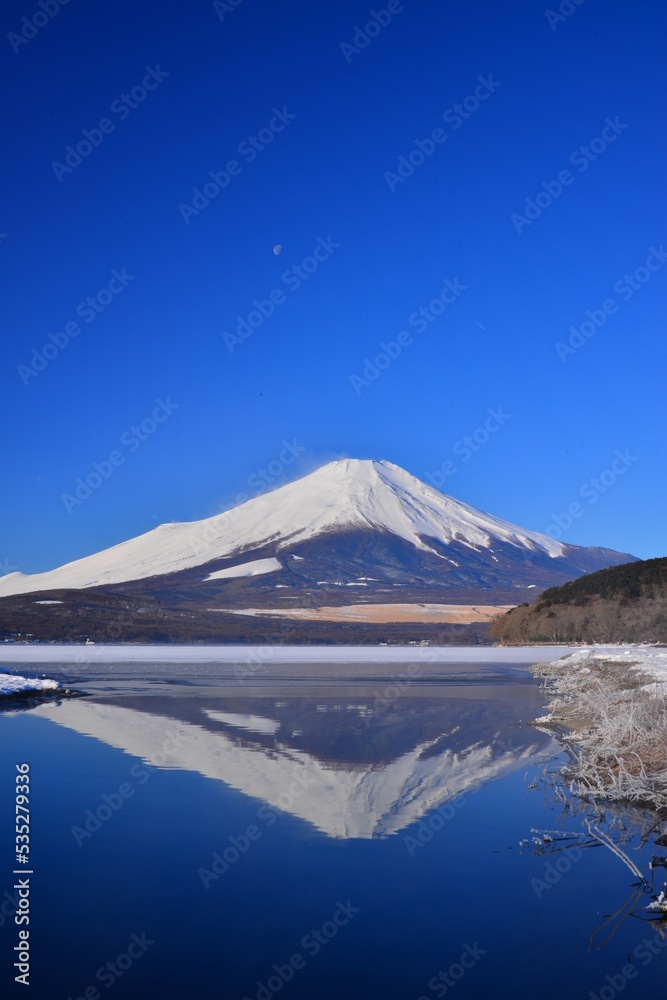 逆さ富士と山中湖
