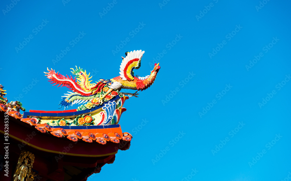 Fototapeta premium Chinese style phoenix bird at the roof of temple