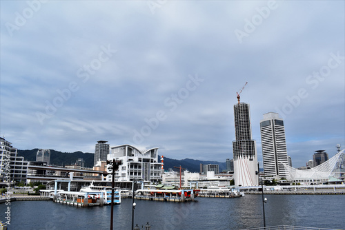 改修工事中の神戸タワーと神戸の街