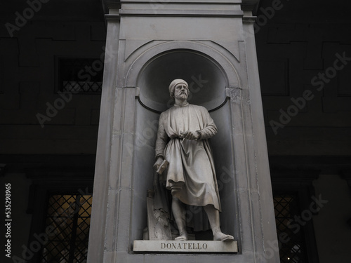 Photo uffizi florence outdoor statue famous donatello