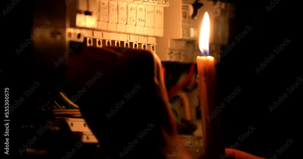 Coupure d'électricité, éclairage à la bougie pendant une crise de l'énergie.	
