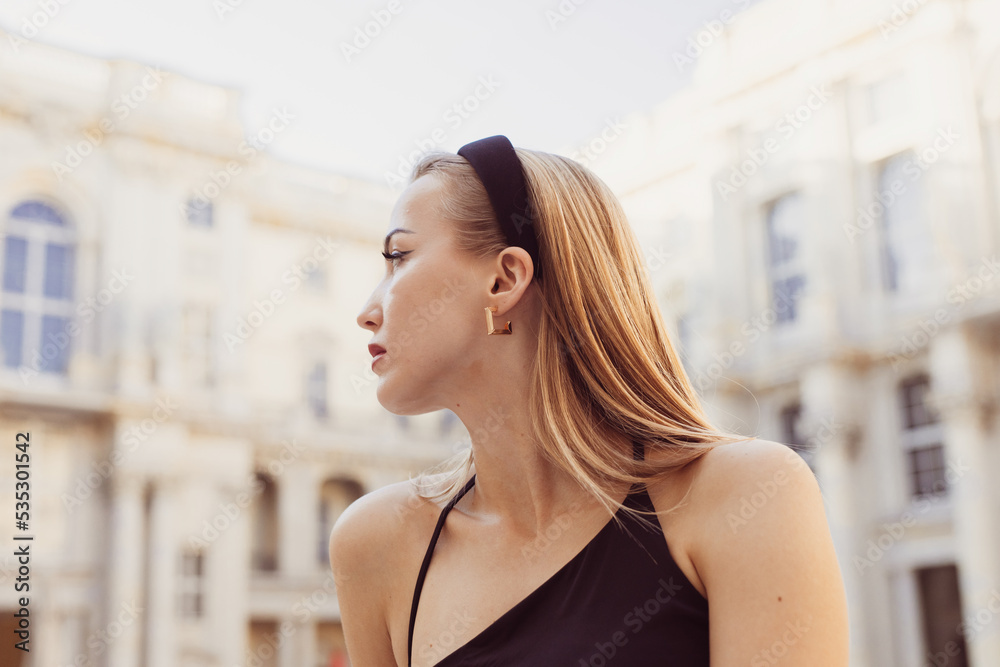 Frau in Eleganten Schwarz in Berlin