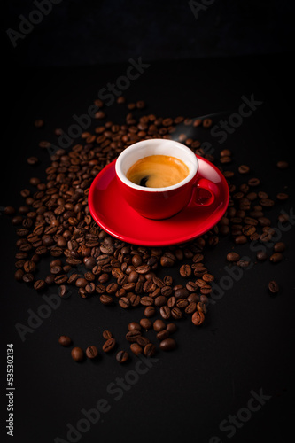 Espresso im Tasse mit Kaffeebohnen