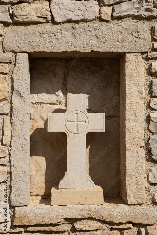 Croix sculptée dans une niche de pierre
