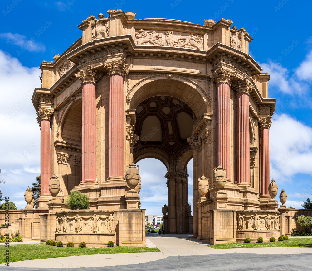 Fototapeta premium The Palace of Fine Arts of San Francisco is a monumental structure originally constructed for the 1915 Panama-Pacific Exposition in order to exhibit works of arts.