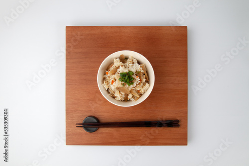 鶏ごぼう 混ぜご飯 白背景