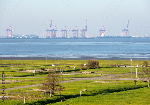 Blick vom Campingplatz am Friesenstrand in Tossens über die Jade auf den Jade-Weser-Port und das Container Terminal in Wilhelmshaven im Herbst