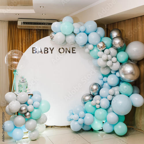 Wall Mural Arch decorated with blue, green, grey, and silver balloons