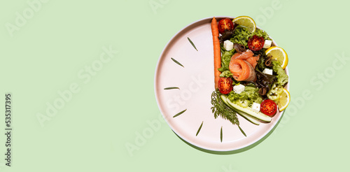 Canvastavla intermittent fasting concept plate as a clock with salad, salmon, fish and veget