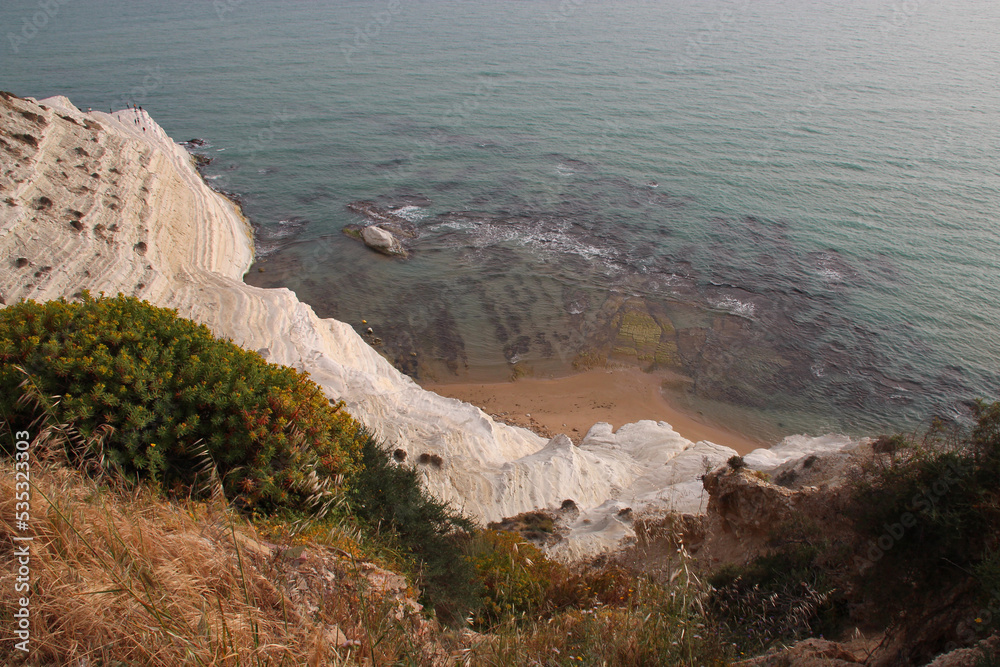 Obraz premium mediterranean coast at scala dei turchi in sicily (italy)