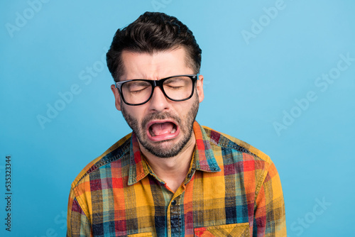 Fotografie Photo of yell brunet guy crying wear eyewear yellow shirt isolated on blue color