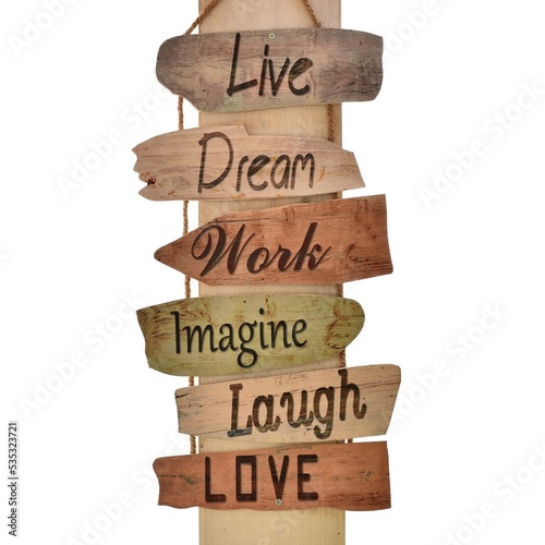 Tabla de madera vertical con palabras de mensajes motivacionales.