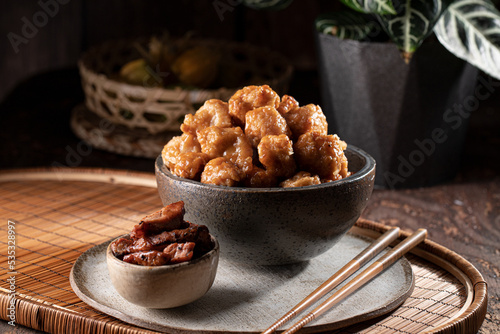 Photos hot bowl of freshly cooked orange chicken of thai or chinese food