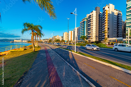 prédios e a calçada da avenida beira mar norte em  Florianopolis Santa Catarina Brasil © Fotos GE