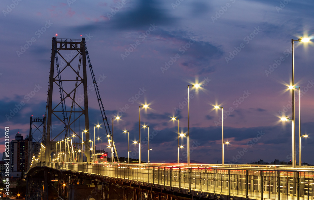 noite e as luzes dos postes e do tráfego de carros na ponte Hercílio Luz em Florianopolis Santa Catarina Brasil