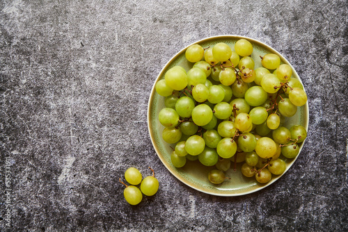 jasne winogrona na talerzu 