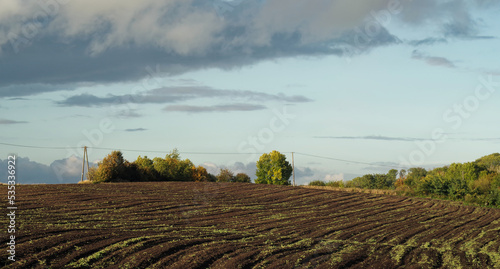 Panorama pól uprawnych na czarnoziemiach, najwyższej klasy gleb uprawnych w Polsce przy granicy z Ukrainą. 