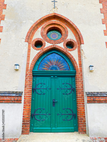 Portal der evangelische Dorfkirche aus dem 18. Jahrhundert