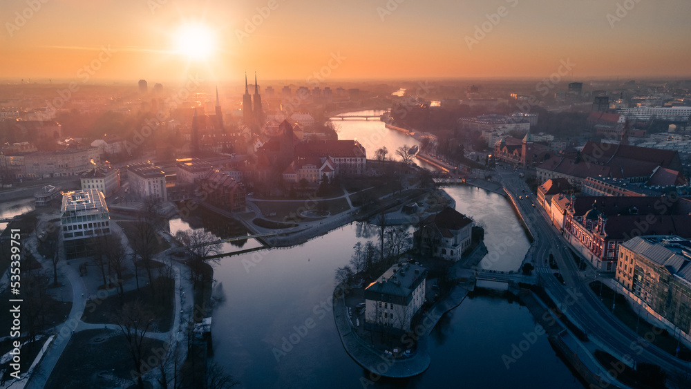 Obraz na płótnie Wrocław - Ostrów Tumski nad Odrą widziany z drona o wschodzie słońca. w salonie