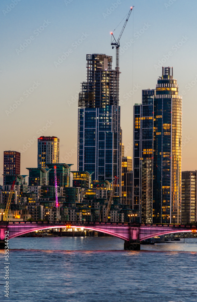 Fototapeta premium Beautiful evening cityscape of London in England, night city lights