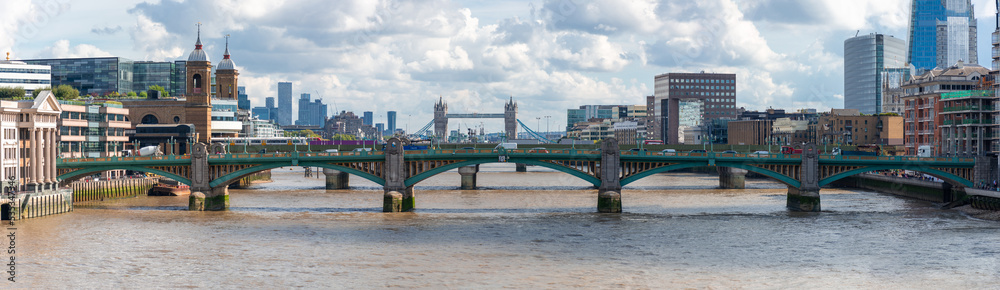 Fototapeta premium Panorama of London on the River Thames, beautiful cityscape